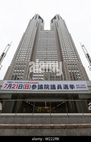 Tokyo, Japon. 05 juillet, 2019. Une bannière pour le 21 juillet de l'élection de la Chambre haute est perçu à l'extérieur de la ville de Tokyo. Les campagnes pour l'élection à la Chambre haute a officiellement vu le jour le Jeudi, 04 juillet, et aura lieu le 21 juillet. Credit : Rodrigo Reyes Marin/AFLO/Alamy Live News Banque D'Images