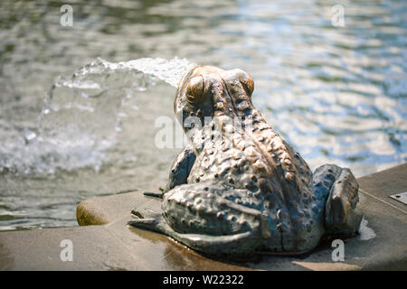 - Swieradow Zdroj / Pologne - célèbre grenouille statue par une fontaine dans la sève resort. Banque D'Images