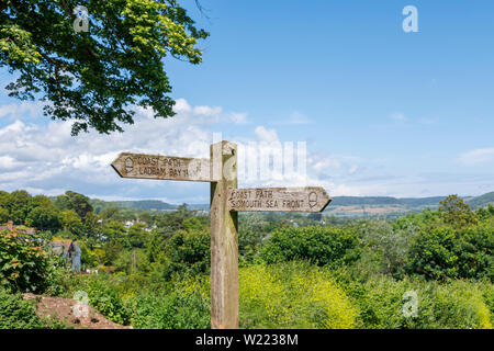 Panneau fingerpost traditionnel en bois sur le South West Coast Path, Peak Hill (High Peak), Greenbottom, une ville balnéaire de la côte sud du Devon, Angleterre SW Banque D'Images