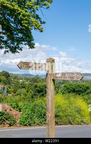 Panneau fingerpost traditionnel en bois sur le South West Coast Path, Peak Hill (High Peak), Greenbottom, une ville balnéaire de la côte sud du Devon, Angleterre SW Banque D'Images