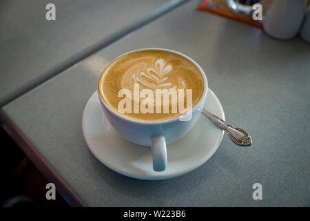 Café blanc plat en blanc dans une tasse de café de la Nouvelle-Zélande Banque D'Images