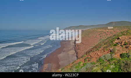Red Rock formation avec arch sur la plage, plage Sidi Ifni, Maroc, Afrique Banque D'Images