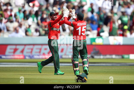 Le Bangladesh's Mehedi Hasan Miraz (à gauche) célèbre avec Mushfiqur Rahim après avoir attrapé dehors Fakhar Zaman au cours de l'ICC Cricket World Cup phase groupe match à Lord's, Londres. Banque D'Images