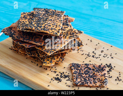 Craquelins cuits frais et sain avec la graine noire sur la table en bois. Banque D'Images