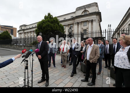 Edward Barnard, dont le frère Patrick a été assassiné par le gang Glenanne, parle aux médias à l'extérieur de la Haute Cour de Belfast à la suite d'un arrêt en appel dans une affaire concernant l'enquête policière de la loyalist Gleanne gang. Banque D'Images