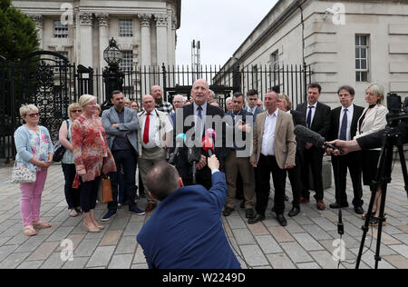 Edward Barnard, dont le frère Patrick a été assassiné par le gang Glenanne, parle aux médias à l'extérieur de la Haute Cour de Belfast à la suite d'un arrêt en appel dans une affaire concernant l'enquête policière de la loyalist Gleanne gang. Banque D'Images