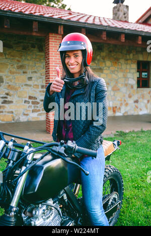 Femme avec casque équitation moto personnalisée Banque D'Images