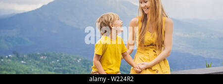 Mère et fils sur les touristes à la recherche de fond à Batur volcano. L'Indonésie. Bannière concept de voyager avec des enfants, format long Banque D'Images