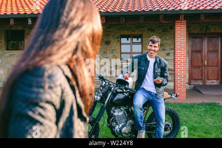 Homme assis sur une moto custom Banque D'Images