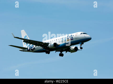 Flybe Embraer ERJ-175-STD à l'atterrissage à l'aéroport de Birmingham, UK (G-FBJB) Banque D'Images