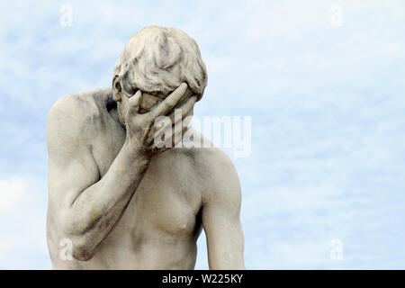 La tête dans les mains : Facepalm statue à Paris, France Banque D'Images