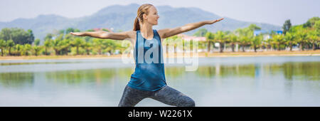 Couple dans un parc tropical BANNER, format long Banque D'Images