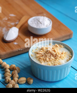 Crème anglaise faite maison avec le noyer, Turkish muhallebi sur fond de bois Banque D'Images