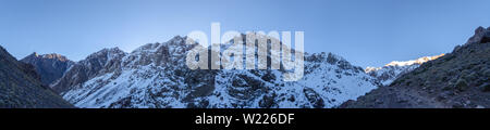 Panorama de Toubkal et d'autres plus hauts sommets des montagnes du Haut Atlas en parc national de Toubkal, Maroc, Afrique du Nord Banque D'Images