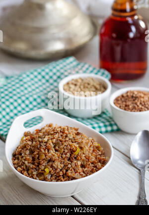 Pilaf de sarrasin (pilav) avec légumes (lentilles vertes) sur fond de bois Banque D'Images