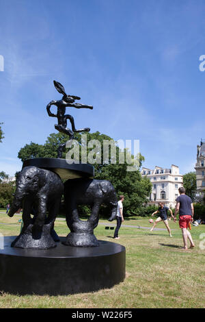 Dans Regent's Park 23 sculptures sont exposés pour la sculpture frise, jusqu'au 6 octobre 2019, y compris cette "composition", 2008 par Barry Flanagan, comprenant trois éléphants tenant un lièvre de danse. Banque D'Images