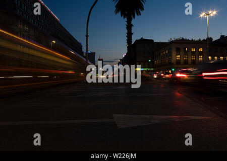 En vue d'un monde nouveau à partir de la rue Charles de Gaulle rond-point de nuit à Varsovie. Sur le rond-point est l'œuvre "Salutations de Jérusalem Aven Banque D'Images