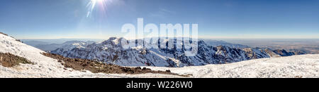 Panorama de Toubkal et d'autres plus hauts sommets des montagnes du Haut Atlas en parc national de Toubkal, Maroc, Afrique du Nord Banque D'Images