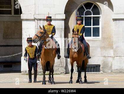 Londres, Angleterre, Royaume-Uni. Les membres de la troupe du Roi, Royal Horse Artillery, prenant part à la relève quotidienne de la Garde Horse Guards Parade dans Whit Banque D'Images