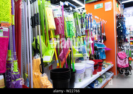 Région de Tcheliabinsk, Russie - juin 2019. Centre commercial et de loisirs du printemps. Les seaux en plastique et les brosses de nettoyage pour la vente. Banque D'Images