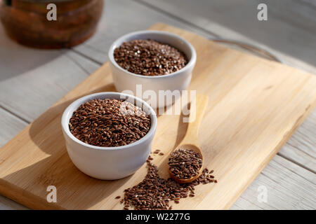 Siyez boulgour de blé dans le bol et la cuillère sur fond de bois Banque D'Images