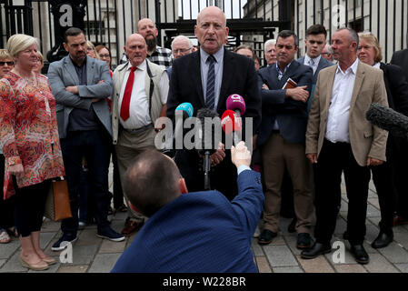 Edward Barnard, dont le frère Patrick a été assassiné par le gang Glenanne, parle aux médias à l'extérieur de la Haute Cour de Belfast à la suite d'un arrêt en appel dans une affaire concernant l'enquête policière de la loyalist Gleanne gang. Banque D'Images