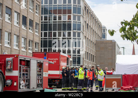 Nuremberg, Allemagne. 05 juillet, 2019. Les camions de pompiers sont stationnés devant une succursale de l'Agentur für Arbeit à Nuremberg. Environ 15 personnes ont été blessées à cause d'un système de climatisation défectueux. Crédit : Daniel Karmann/dpa/Alamy Live News Banque D'Images