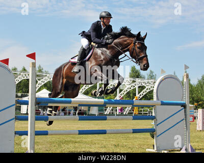 Cavalier de saut d'obstacles à cheval. L'équitation Banque D'Images