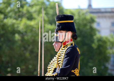 Londres, Angleterre, Royaume-Uni. Les membres de la troupe du Roi, Royal Horse Artillery, prenant part à la relève quotidienne de la Garde Horse Guards Parade dans Whit Banque D'Images