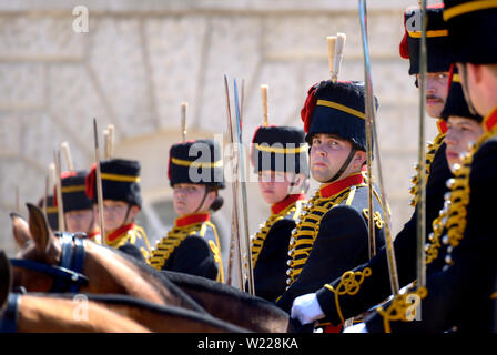 Londres, Angleterre, Royaume-Uni. Les membres de la troupe du Roi, Royal Horse Artillery, prenant part à la relève quotidienne de la Garde Horse Guards Parade dans Whit Banque D'Images