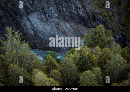 Arial view dans une gorge sauvage dans les Alpes suisses Banque D'Images