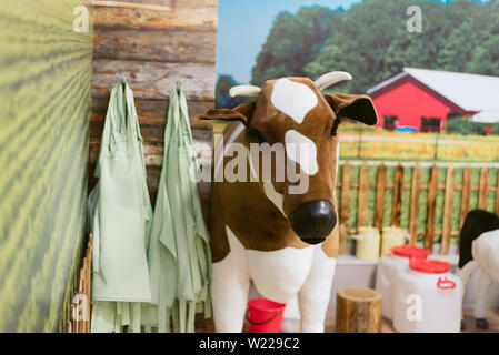 Jouet pour enfants ferme. Mouton, porc, jouet grande vache à la ferme Banque D'Images