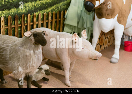 Jouet pour enfants ferme. Mouton, porc, jouet grande vache à la ferme Banque D'Images