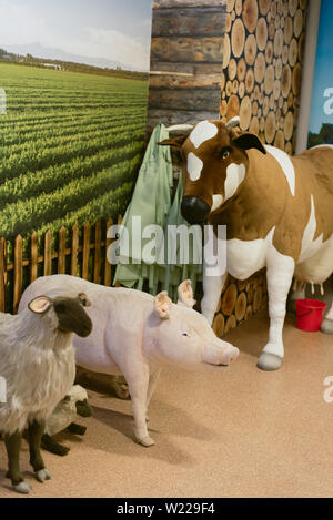 Jouet pour enfants ferme. Mouton, porc, jouet grande vache à la ferme Banque D'Images