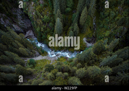 Arial view dans une gorge sauvage dans les Alpes suisses Banque D'Images