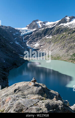 Am Steinhaufen Triftsee Triftgletscher mit à den Schweizer Alpen bei Gadmen Banque D'Images