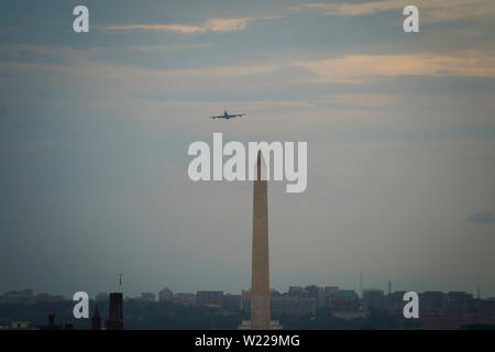 Washington, DC, USA. 4 juillet, 2019. Un Boeing VC-25, connu sous le nom de Air Force One lorsque le président est à bord, les mouches sur le National Mall et Washington Monument. Les survols militaires ont été organisées à l'initiative du Président Trump, partie de son 'Salute controversée à l'Amérique'' l'adresse sur le jour de l'indépendance du Lincoln Memorial à une extrémité du National Mall à Washington, DC. Crédit : Jay Egelsbach/ZUMA/Alamy Fil Live News Banque D'Images