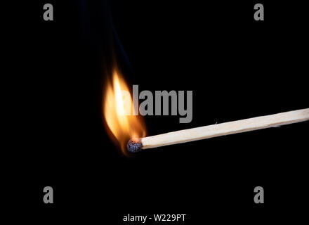 Correspond à l'éclairage au moment où il explose. Match de gravure sur fond noir. Close up. Copier l'espace. Banque D'Images