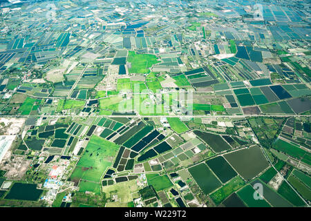 L'avis de green field et de la ferme et de la ville au centre-ville en plein milieu de la Thaïlande. Il tourné de Jetplane. Banque D'Images