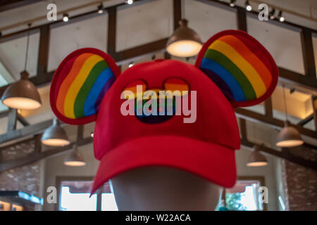 Orlando, Floride. Le 15 juin 2019. Mickey avec gay-friendly couleurs dans Disney Springs à Lake Buena Vista . Banque D'Images