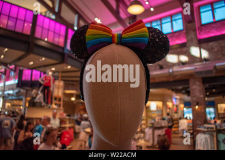 Orlando, Floride. Le 15 juin 2019. Minnies les oreilles avec gay-friendly couleurs dans Disney Springs à Lake Buena Vista . 2 Banque D'Images