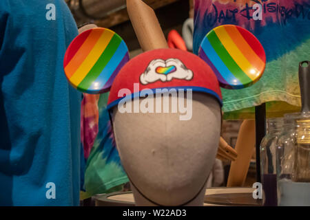 Orlando, Floride. Le 15 juin 2019. Minnies les oreilles avec gay-friendly couleurs dans Disney Springs à Lake Buena Vista . Banque D'Images