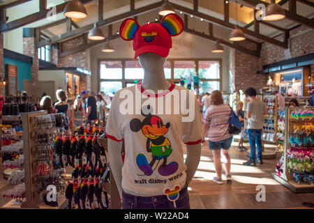 Orlando, Floride. Le 15 juin 2019. Mickey avec gay-friendly couleurs à stocker dans Disney Springs à Lake Buena Vista . Banque D'Images