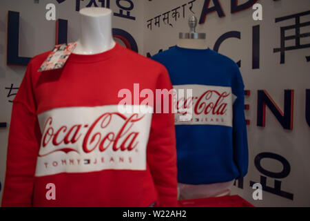 Orlando, Floride. Le 6 juin 2019 . Vêtements colorés Coca Cola par Tommy Hilfiger à Premium Outlet dans International Drive Area Banque D'Images