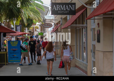 Orlando, Floride. Le 6 juin 2019 . Mère et fille enjoying shopping journée au Premium Outlet dans International Drive Area . Banque D'Images