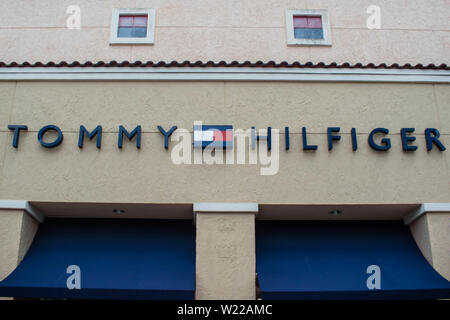 Orlando, Floride. Le 6 juin 2019 . Tommy Hilfiger logo et inscription au Premium Outlet dans International Drive Area . Banque D'Images