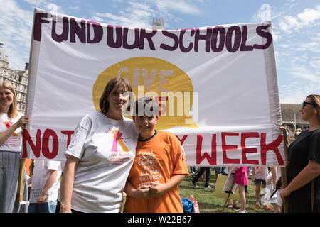La place du parlement, Londres, Royaume-Uni. 5 juillet, 2019. Jess Phillips MP, parents et enfants de protestation contre des écoles sont obligées de fermer plus tôt. L'école les enfants de Mme Phillips sera assister au déjeuner de clôture le vendredi de septembre, à cause des compressions budgétaires. Penelope Barritt/Alamy Live News Banque D'Images