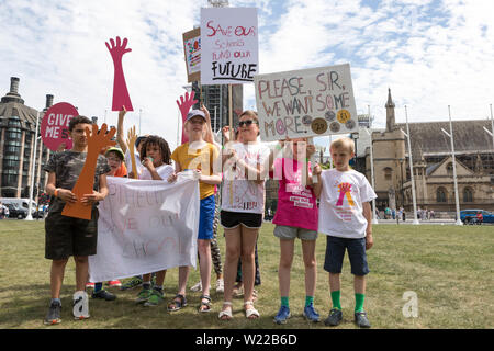 La place du parlement, Londres, Royaume-Uni. 5 juillet, 2019. Jess Phillips MP, parents et enfants de protestation contre des écoles sont obligées de fermer plus tôt. L'école les enfants de Mme Phillips sera assister au déjeuner de clôture le vendredi de septembre, à cause des compressions budgétaires. Penelope Barritt/Alamy Live News Banque D'Images