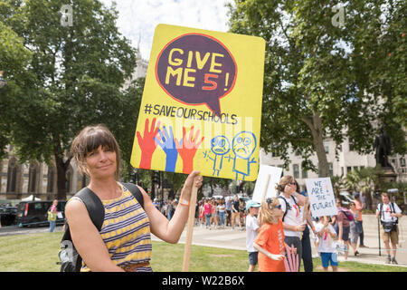 La place du parlement, Londres, Royaume-Uni. 5 juillet, 2019. Jess Phillips MP, parents et enfants de protestation contre des écoles sont obligées de fermer plus tôt. L'école les enfants de Mme Phillips sera assister au déjeuner de clôture le vendredi de septembre, à cause des compressions budgétaires. Penelope Barritt/Alamy Live News Banque D'Images