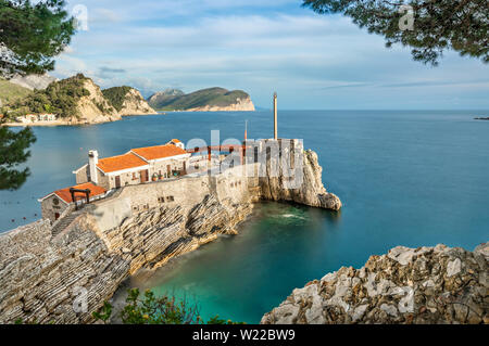 Vue de la falaise rocheuse fortifiée en station ville de Petrovac, Monténégro (longue exposition shot) Banque D'Images